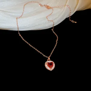 Detail der 18K Gold Herz-Halskette mit rotem Edelstein, Perlmutt und Zirkoniasteinen