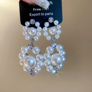 Détail macro de boucles d'oreilles vintage avec perles et pierres de zircone rondes