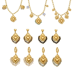 Parure de bijoux Cœur Sacré dorée avec colliers en perles et boucles d'oreilles