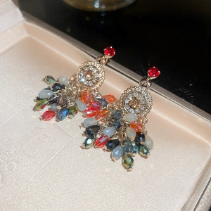 Détails des boucles d'oreilles vintage en cristal avec pampilles colorées en goutte