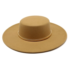 Classic camel flat top felt hat with wide 9.5cm brim and elegant gold metal band decor