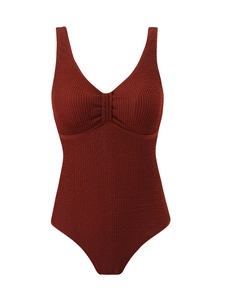 Détail du tissu gaufré seersucker sur ce maillot de bain une pièce rouge foncé élégant