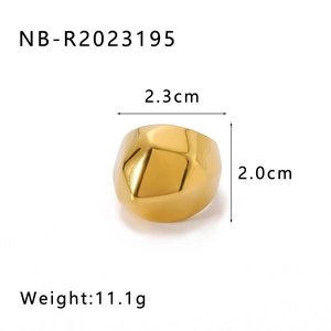 Detail of 18K gold plated stainless steel ring with dimensions 2.3cm and 11.1g weight