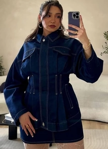Vue détaillée d'un ensemble en jean bleu foncé avec coutures blanches et taille cintrée