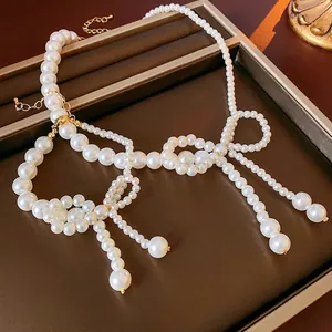 Elegante collana di perle stile francese con ciondolo a fiocco su vassoio in pelle