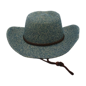 Détail d'un chapeau de paille avec bande en cuir marron et cordon réglable pour l'été
