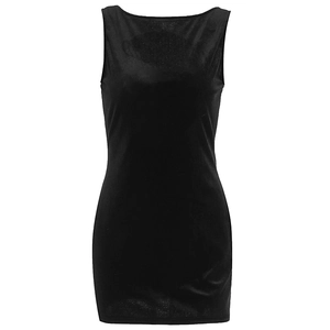 Détail d'une robe moulante noire sans manches avec chaîne de perles et coupe ajustée