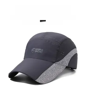 Detailansicht der dunkelgrauen Baseballkappe mit Mesh-Belüftung und Sportlogo