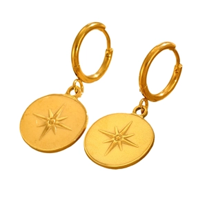 Boucles d'oreilles créoles dorées avec pendentif étoile dans un design géométrique chic
