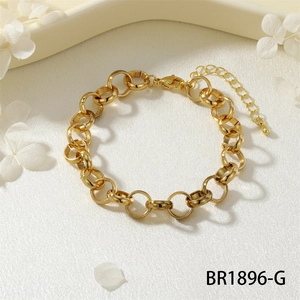 Dettaglio del bracciale a catena dorata regolabile su petali di fiori bianchi puri