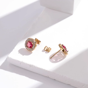 Boucles d'oreilles en acier doré avec zircon rose carré et halo de micro-pavage diamants