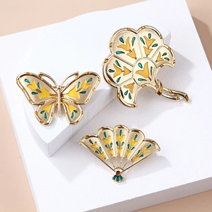 Vintage Enamel Alloy Butterfly Fan Leaf Brooch For Women Men Elegant Gold Plated Palace Style Pin Retro Fashion Jewelry