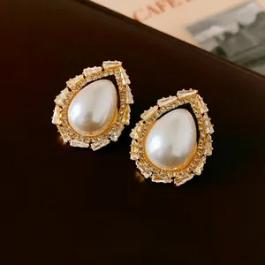 Boucles d'oreilles vintage françaises avec tiges en argent, perles et strass