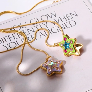 Collane dorate stile Y2K con ciondoli a stella in smalto colorato e strass di cristallo