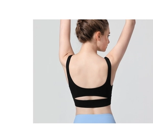 Détail d'un soutien-gorge de sport noir avec découpe dorsale rectangulaire et respirante