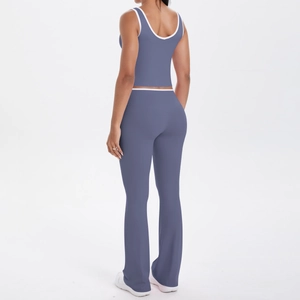 Détail de l'ensemble de yoga avec haut dos nageur et pantalon évasé bleu gris à liseré blanc