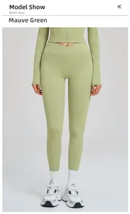Détail du legging de yoga vert poudré à taille haute avec une ceinture croisée en forme de V
