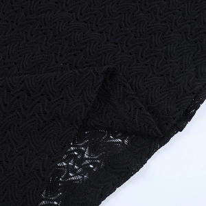 Vue macro du tissu en maille ajourée noire révélant les détails de tissage