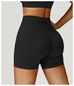 Détail arrière du short de cycliste noir sans couture à taille haute et effet push-up