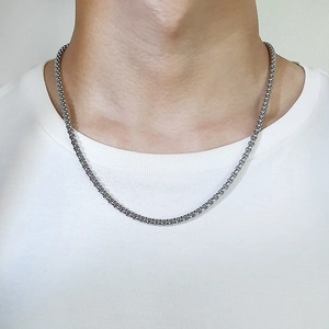 Collier chaîne box en acier argenté porté par un mannequin en t-shirt blanc
