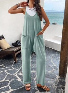 Détail d'une combinaison vert sauge à jambes larges avec grandes poches latérales