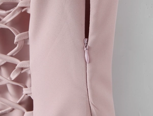 Detailansicht des rosa Kleides mit unsichtbarem Reißverschluss und Schnürungsdesign