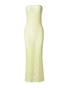 Gros plan sur la dentelle jaune pâle d'une robe bustier moulante pour femme