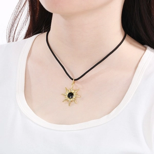 Collier soleil en acier titane avec gemme noire et diamants porté par un mannequin