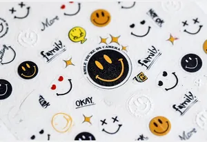 Makro-Detail von gelben Smiley-Nagelstickern mit professionellem mattem Klebefinish