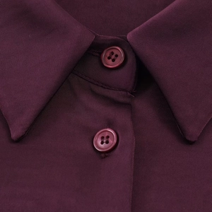 Details von Satin-Hemdkragen mit passenden Knöpfen und feiner Twill-Struktur