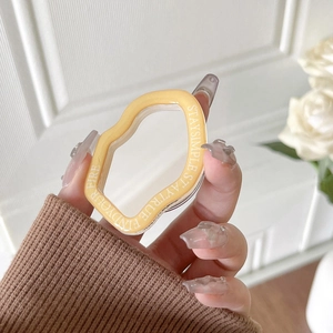 Gelbe wellenförmige Handyhalterung mit Spiegel und motivierendem STAY TRUE Spruch