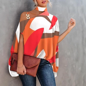 Halterneck-Bluse mit Fledermausärmeln, geometrischem Print und Metallschnallen-Trägern