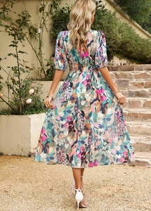 Vue arrière extérieure de robe longue imprimée avec manches bouffantes et taille cintrée