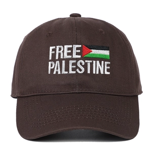 Ricamo dettagliato della scritta Free Palestine e della bandiera su berretto vintage marrone