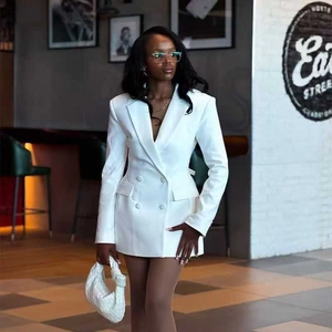 Elegante abito blazer bianco a doppio petto con scollo a V profondo e vita stretta