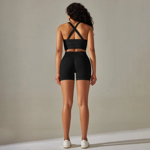 Vue arrière de l'ensemble de yoga en maille côtelée noire avec soutien-gorge croisé et short