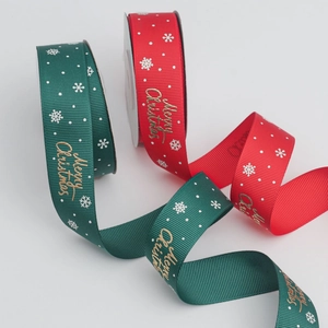 Détail de rubans côtelés rouge et vert Merry Christmas avec dorure et flocons de neige