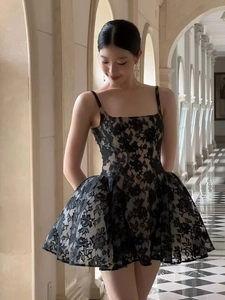 Détail de l'élégante robe courte en dentelle noire avec jupe bouffante volumineuse