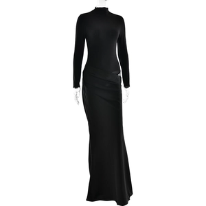Détail d'une robe maxi noire à col montant et manches longues avec fronces à la taille