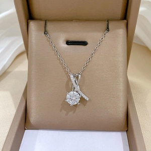 Vue macro d'un collier cœur en argent avec pierres de zircon dans son écrin