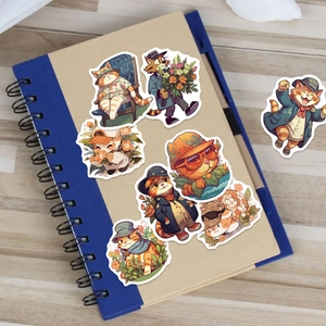 Autocollants de chats mignons sur la couverture d'un carnet à spirale bleu sur un bureau
