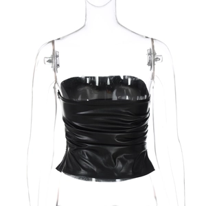 Vue détaillée du haut bandeau en cuir PU noir avec plis froncés et texture lisse