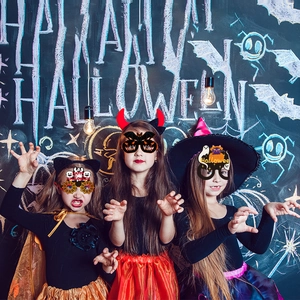 Drei Kinder mit festlichen Halloween-Papierbrillen für Party-Fotokabinen-Requisiten