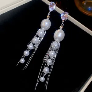 Boucles d'oreilles perles à pampilles avec zircon poire sur velours noir luxueux