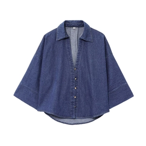 Camicia in denim blu scuro con colletto a revers e bottoni dorati in piano su sfondo bianco