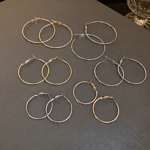 Boucles d'oreilles créoles polies en or et argent de différentes tailles pour femmes