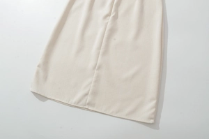 Detailaufnahme des beigen Baumwoll-Leinen-Stoffes und der sauberen Nähte am Minikleid