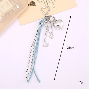 Porte-clés cœur tressé avec breloques argentées, longueur totale 23cm et poids 32g