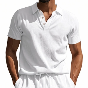 Nahaufnahme der Textur des weißen Leinen-Poloshirts mit Kragen und drei Knöpfen