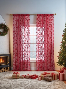 Détail du rideau de Noël en dentelle rouge avec motifs de rennes et flocons de neige